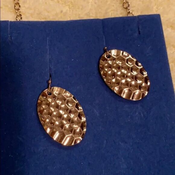 Avon mother of pearl and hammered‎ gold tone bib necklace gift set - Picture 3 of 4